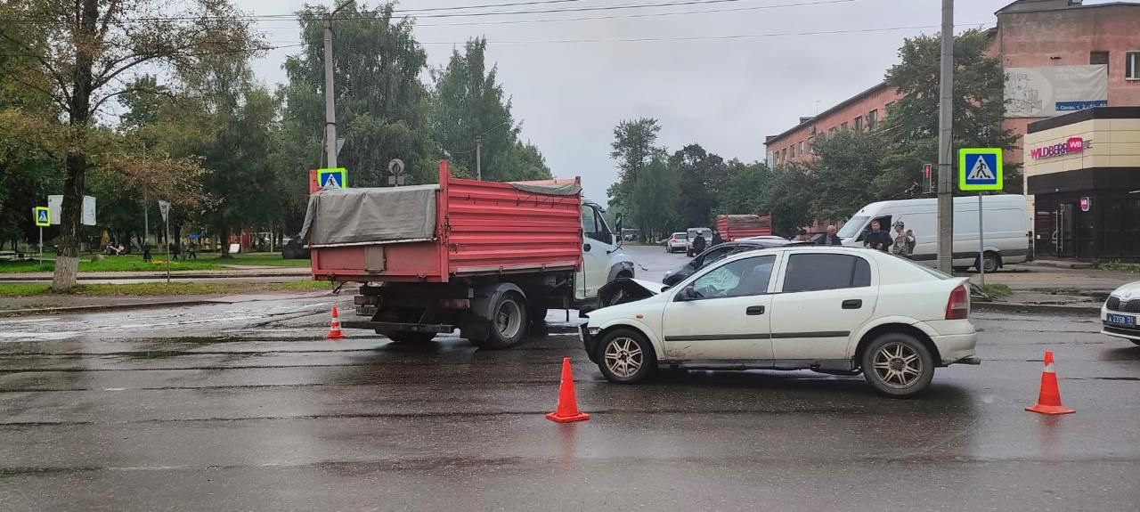 В Соколе автомобиль ГАЗ не пропустил иномарку