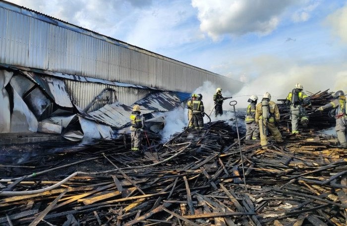 Крупный пожар на заброшенном заводе в Кипелово тушили 30 человек