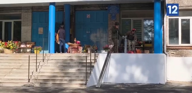 Без крыльца приняли к новому учебному году школу №21 в Череповце 