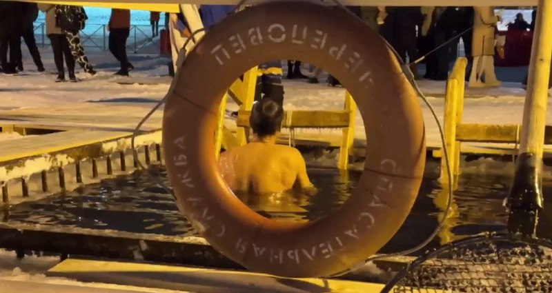 Более тысячи череповчан искупались в Крещенскую ночь