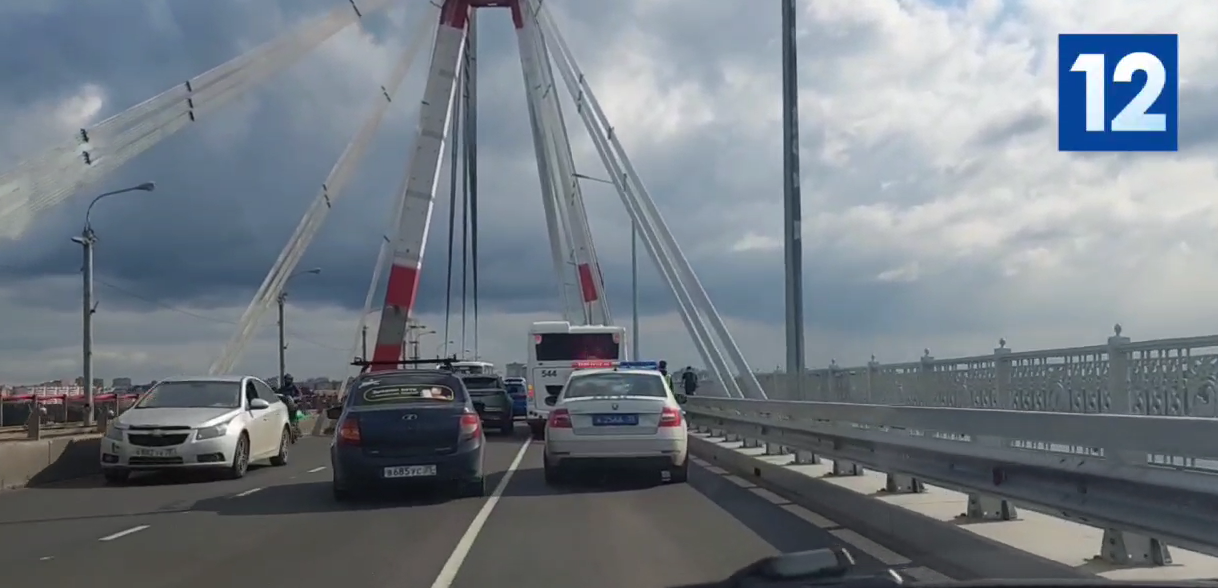 Из-за аварий движение по Октябрьскому мосту в Череповце часто затруднено