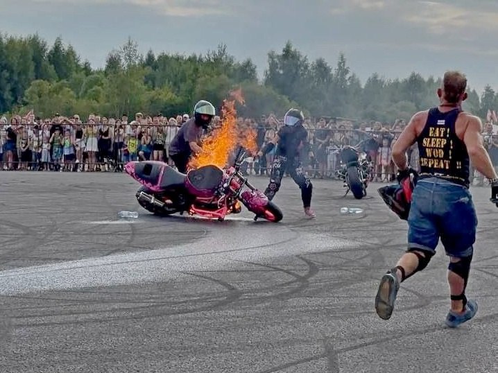 Мотоциклистка зажгла на фестивале в Вологде