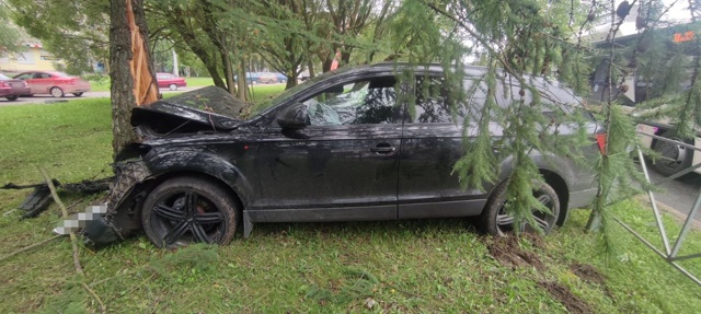 ДТП в Череповце: вылетел на газон и врезался в дерево