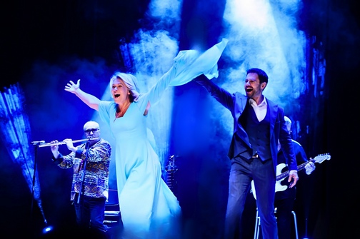 Хлебосольные череповчане накормили Антона и Викторию Макарских