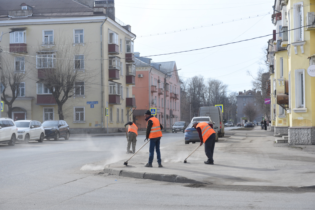 _пыль дворник ручник человек метла уборка города.JPG