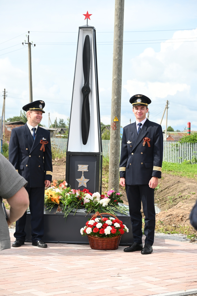 1 летчики с монументом.JPG