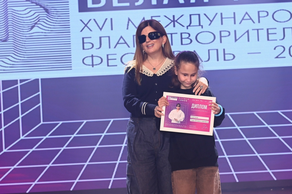 слепая девочка певица 1 фото предоставлено Анной Пойгиной.jpg слепая девочка певица 1 фото предоставлено Анной Пойгиной.jpg