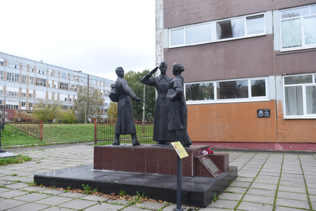 7 А памятник у школы 1 (1).JPG