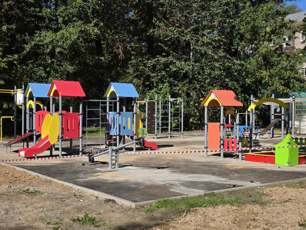 детская площадка Ленина 167 7.jpg детская площадка Ленина 167 7.jpg