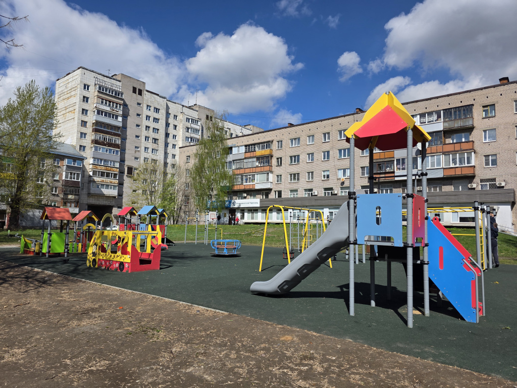 Двор Московский 62 площадка новая.jpg