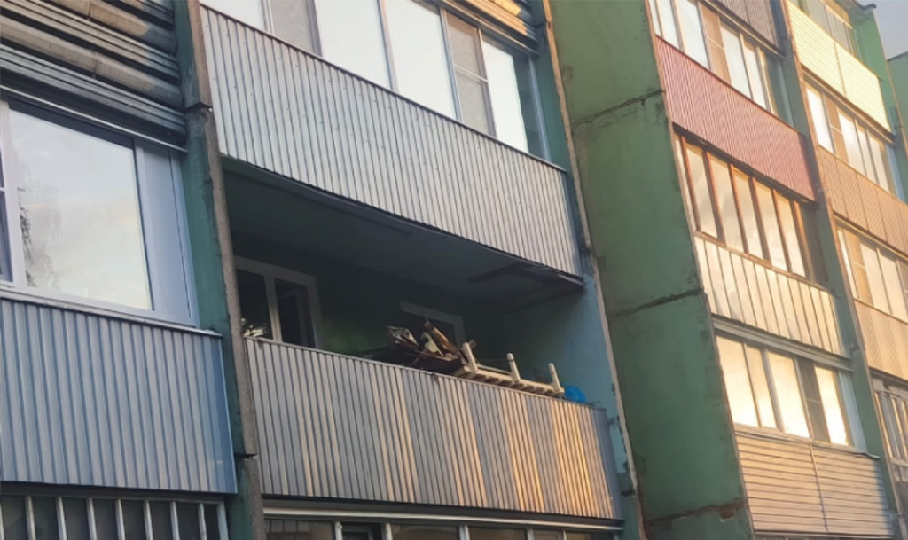 мужик копит и выбрасывает мусор с балкона фото vk.comСЛЭШlife4e.jpg мужик копит и выбрасывает мусор с балкона фото vk.comСЛЭШlife4e.jpg