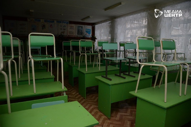 пустой класс парты слулья школа.JPG