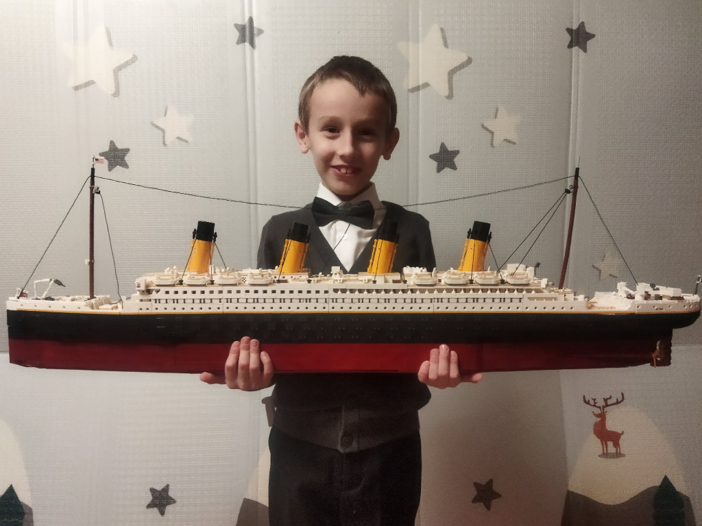 1 корабль из лего около 10 тысяч деталей.jpg