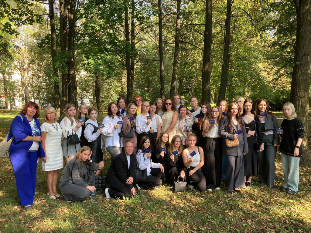 1 сентября 2024 преподаватели и студенты.jpg