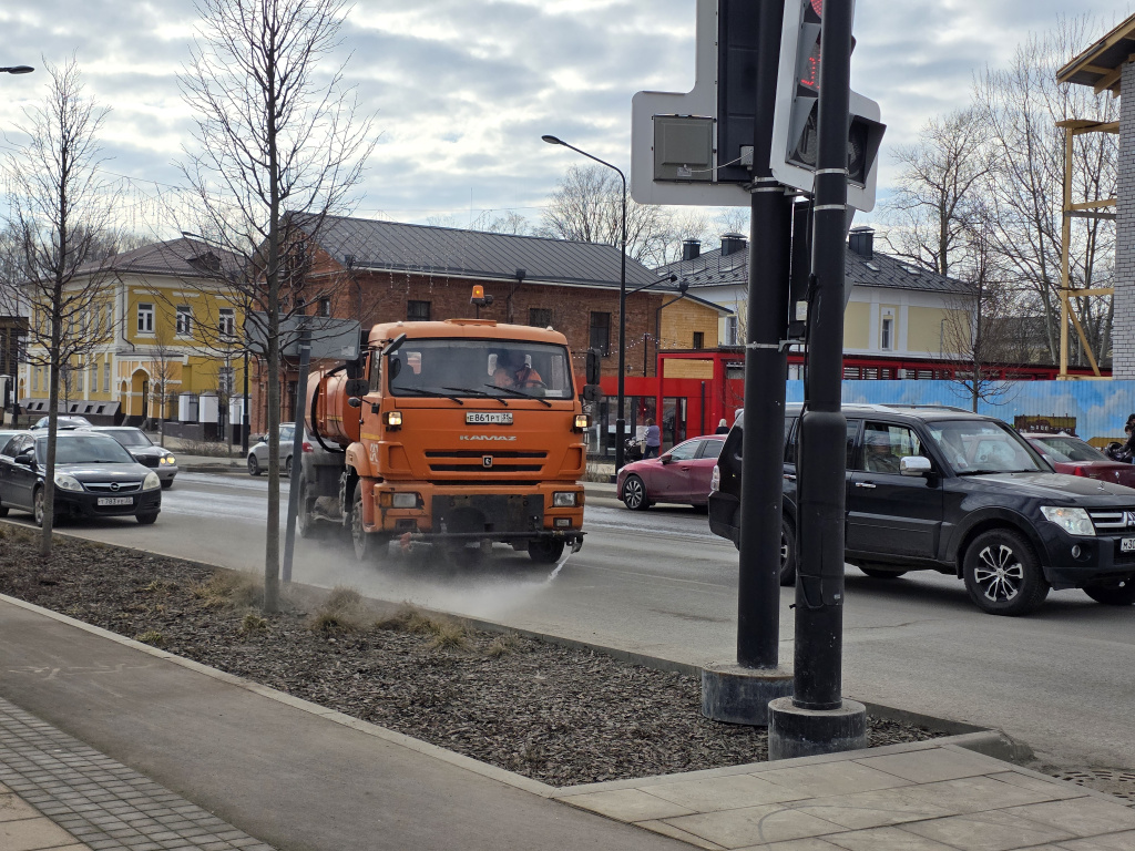 _полив мытье мойка дорог уборка города.jpg