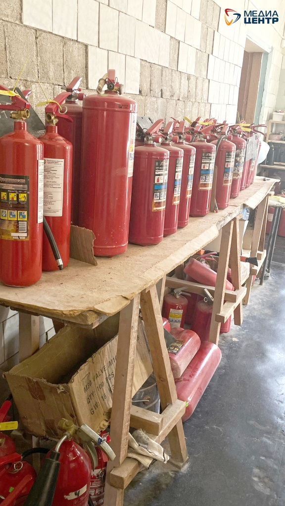 огнетушители 1 фото автора (Надежда Лещук).jpg огнетушители 1 фото автора (Надежда Лещук).jpg