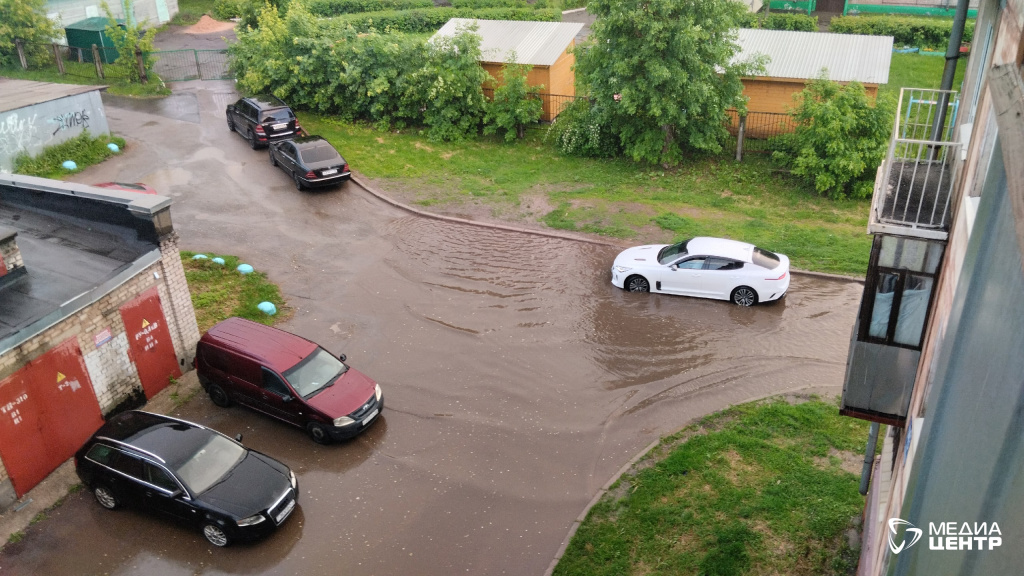 ливень лужи во дворе фото Евгений Моченков.jpg ливень лужи во дворе фото Евгений Моченков.jpg