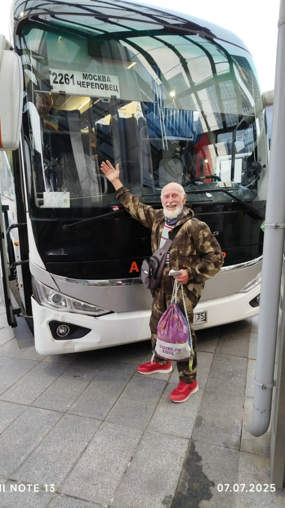 1 Коничев и автобус.jpg