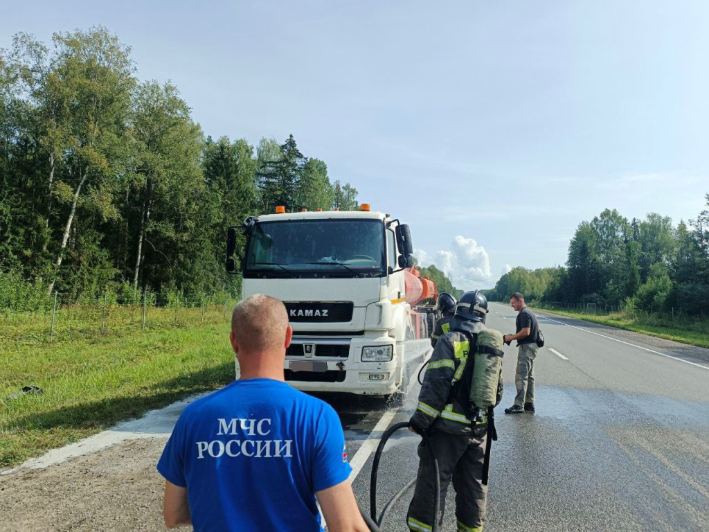 бензовоз3.jpg бензовоз3.jpg