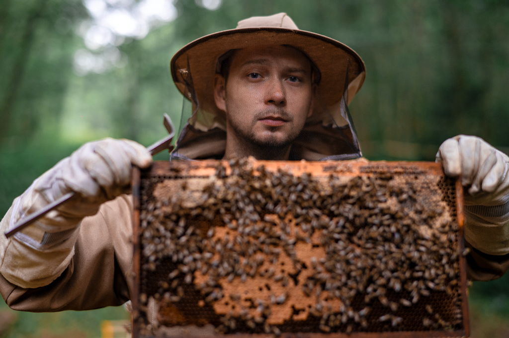 пчеловод Дмитрий Константинов фото Артем Сельчихин.png